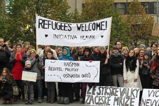 Rallies for and against migrants in Prague