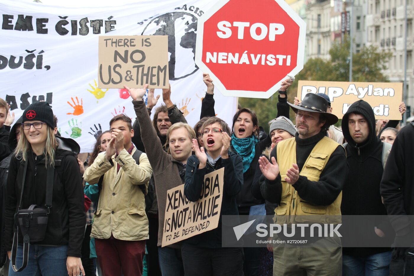 Rallies for and against migrants in Prague