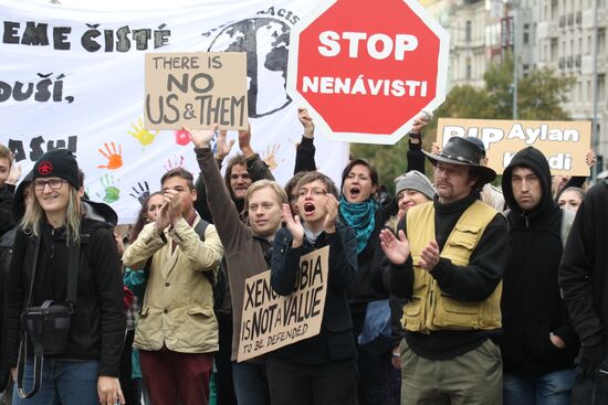 Rallies for and against migrants in Prague