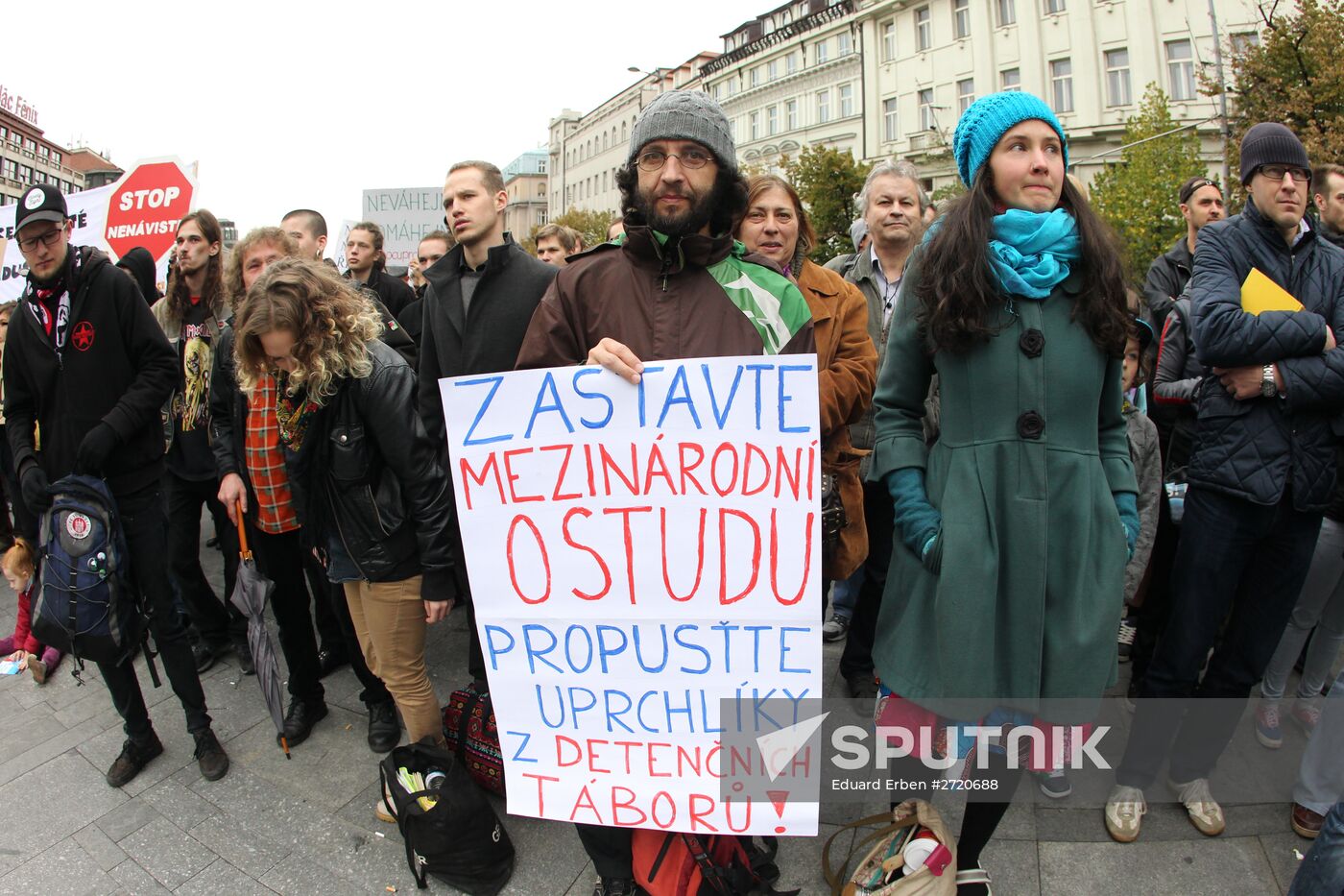 Rallies for and against migrants in Prague