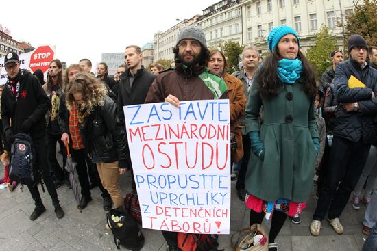 Rallies for and against migrants in Prague