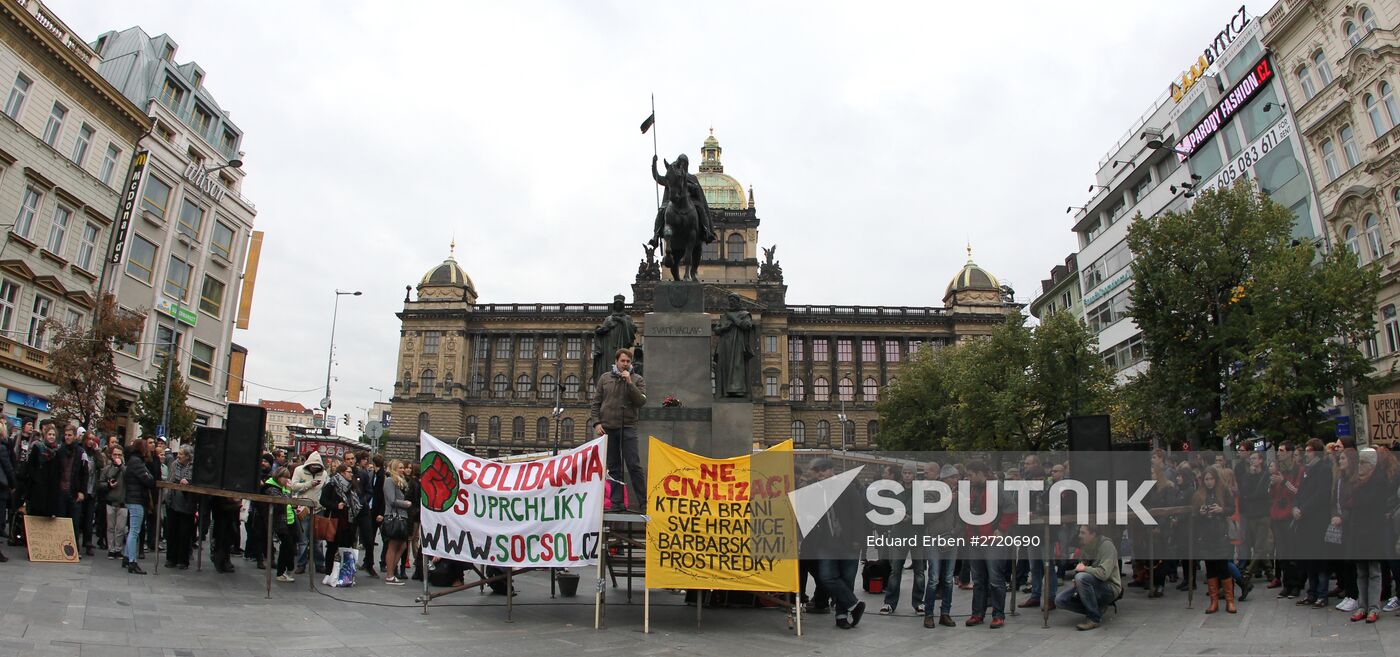 Rallies for and against migrants in Prague