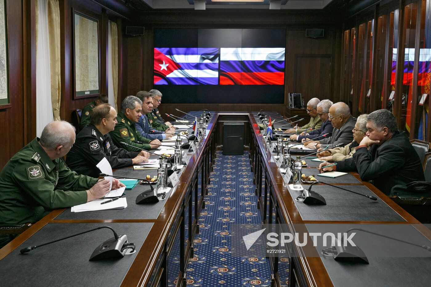 Russian Defense Minister Sergei Shoigu meets with Cuban delegation