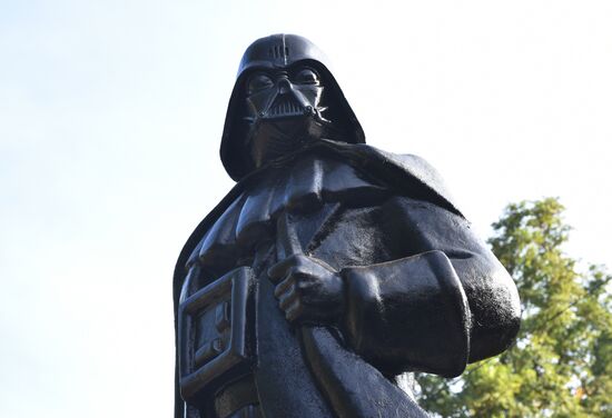 Darth Vader Sculpture Replaces Vladimir Lenin monument in Odessa