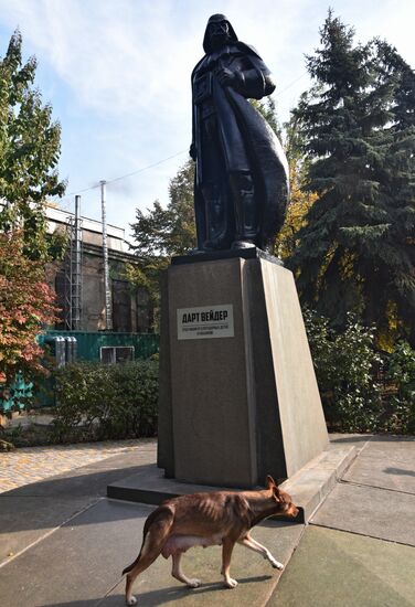 Darth Vader Sculpture Replaces Vladimir Lenin monument in Odessa