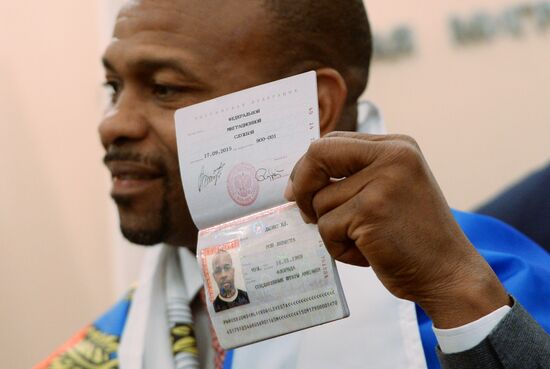 Boxer Roy Jones Jr. receives Russian passport