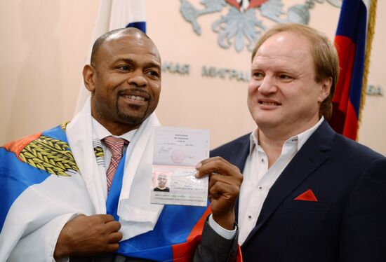 Boxer Roy Jones Jr. receives Russian passport