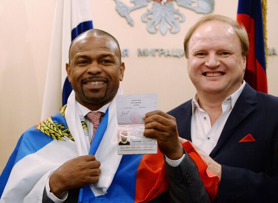 Boxer Roy Jones Jr. receives Russian passport