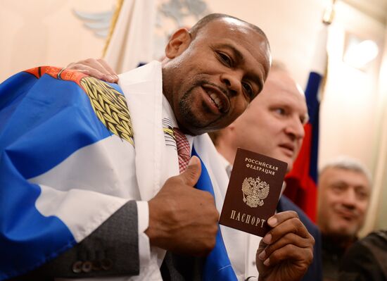 Boxer Roy Jones, Jr. receives Russian passport