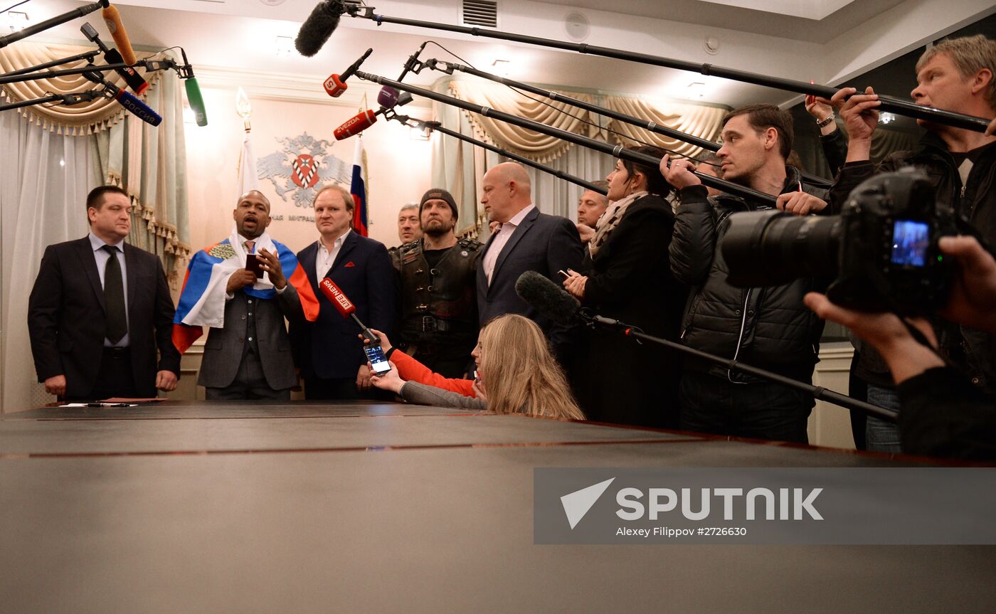 Boxer Roy Jones, Jr. receives Russian passport