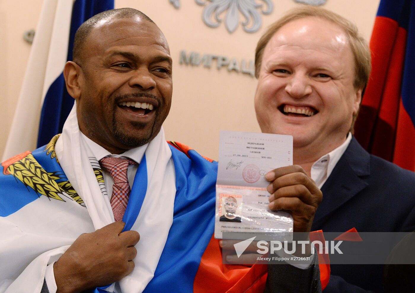 Boxer Roy Jones, Jr. receives Russian passport