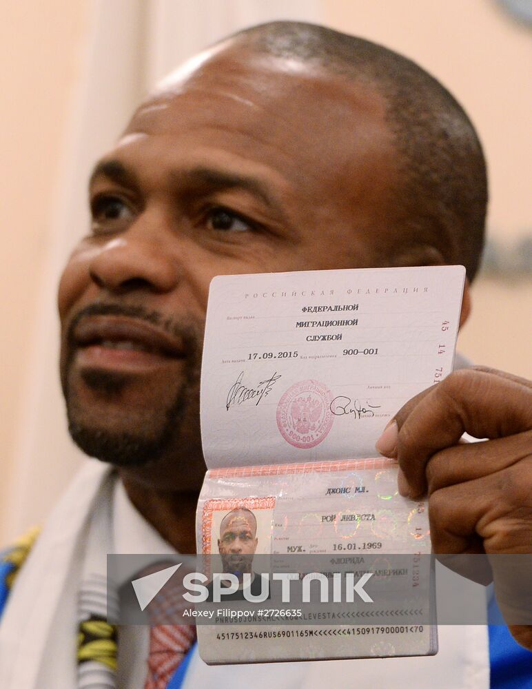 Boxer Roy Jones, Jr. receives Russian passport