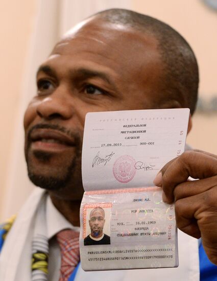 Boxer Roy Jones, Jr. receives Russian passport