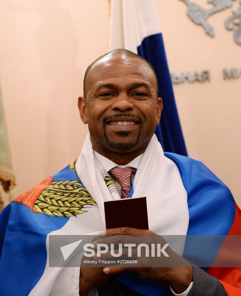 Boxer Roy Jones, Jr. receives Russian passport