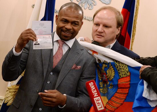 Boxer Roy Jones, Jr. receives Russian passport