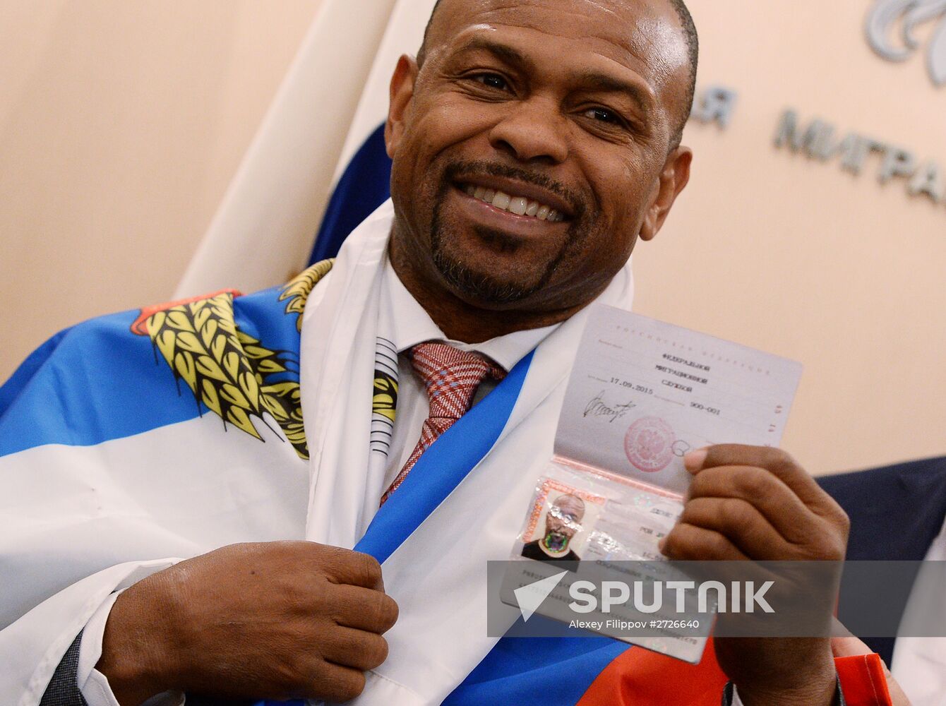 Boxer Roy Jones, Jr. receives Russian passport