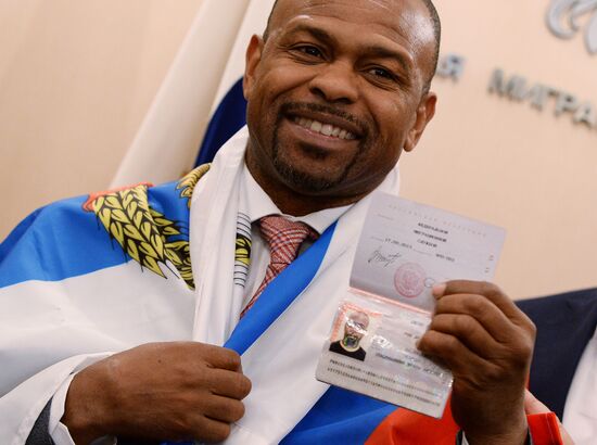 Boxer Roy Jones, Jr. receives Russian passport