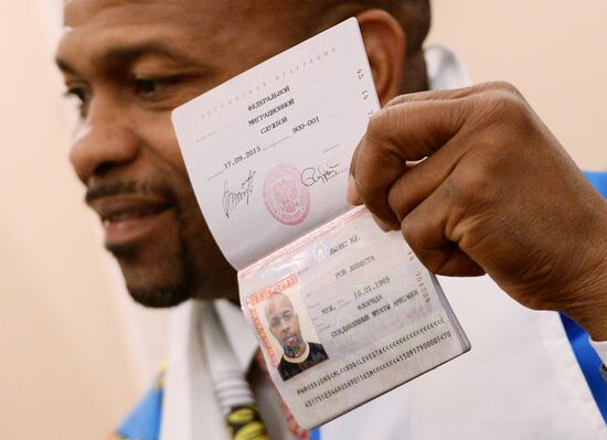Boxer Roy Jones, Jr. receives Russian passport