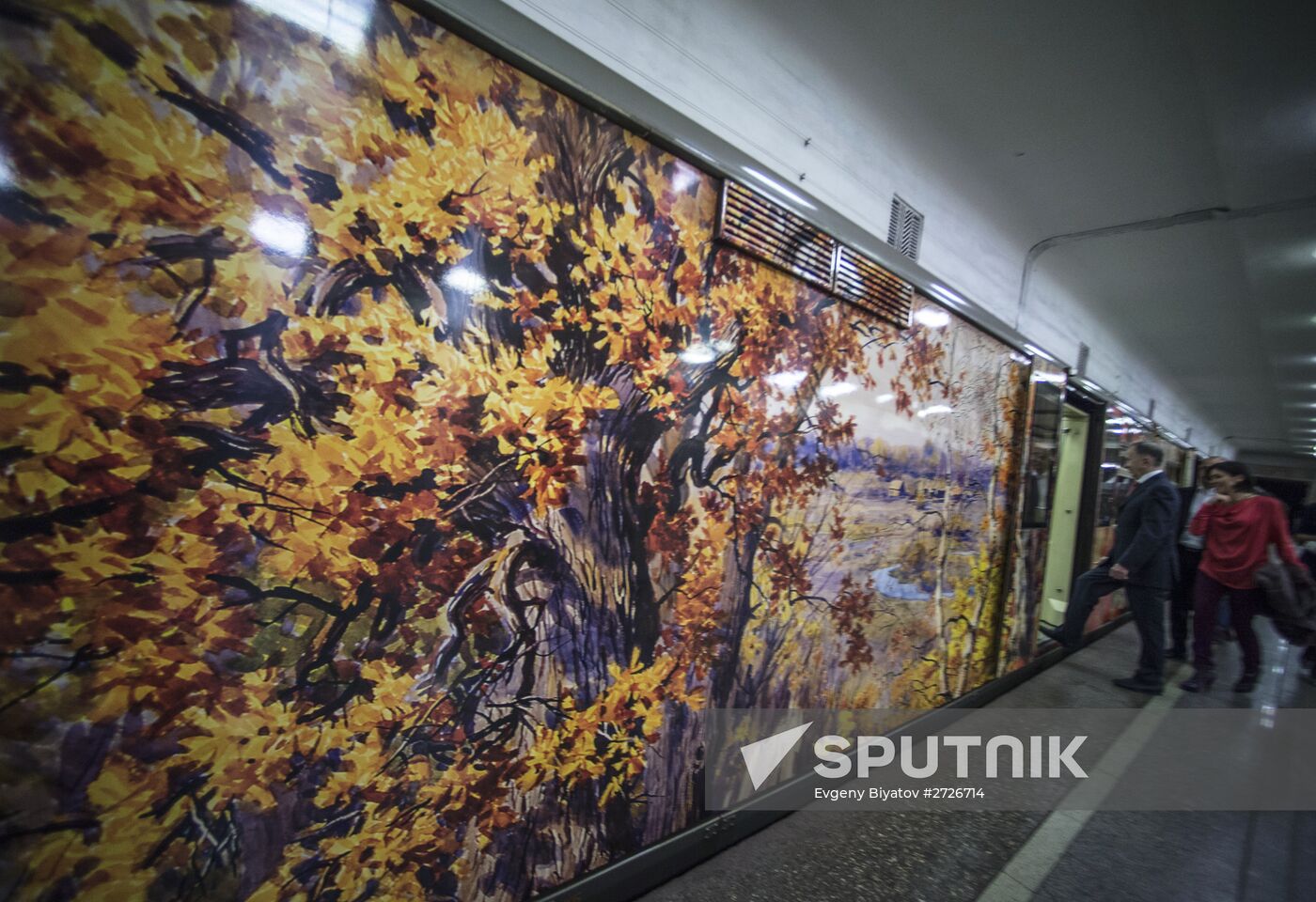 Russian Geographical Society presents exhibition on Aquarelle Moscow Metro train