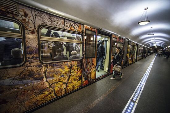 Russian Geographical Society presents exhibition on Aquarelle Moscow Metro train