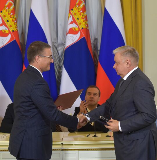 Russian Prime Minister Dmitry Medvedev and Serbian Prime Minister Aleksandar Vucic hold bilteral talks