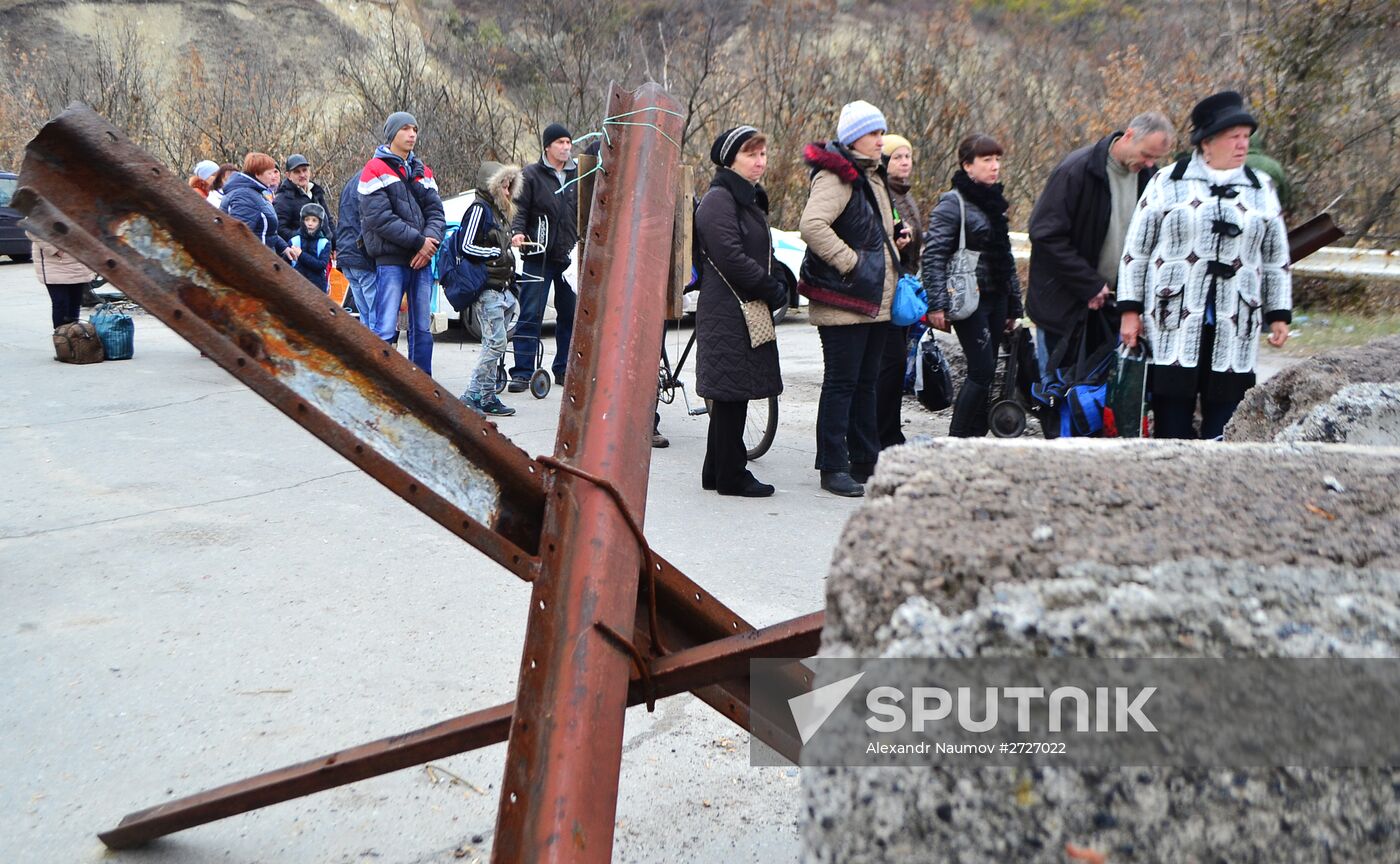 Checkpoint opens in Luganskaya village