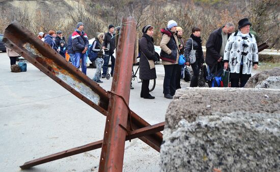 Checkpoint opens in Luganskaya village