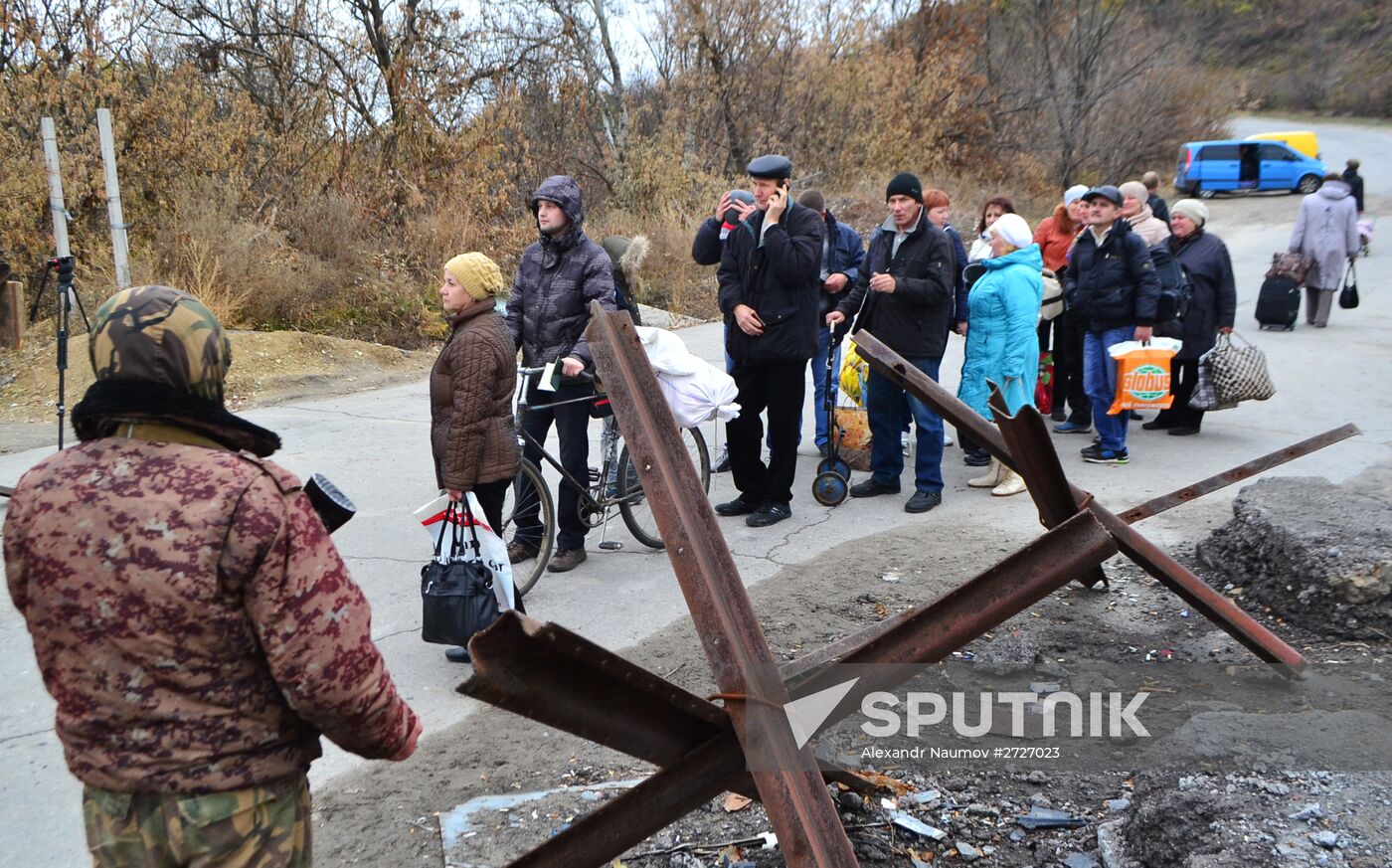 Checkpoint opens in Luganskaya village