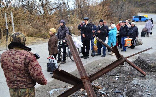 Checkpoint opens in Luganskaya village