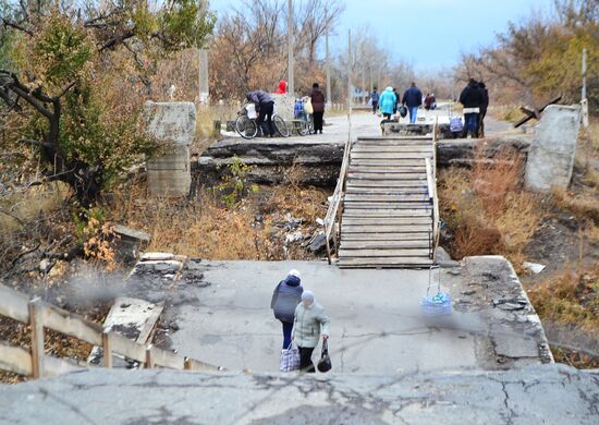 Checkpoint opens in Luganskaya village