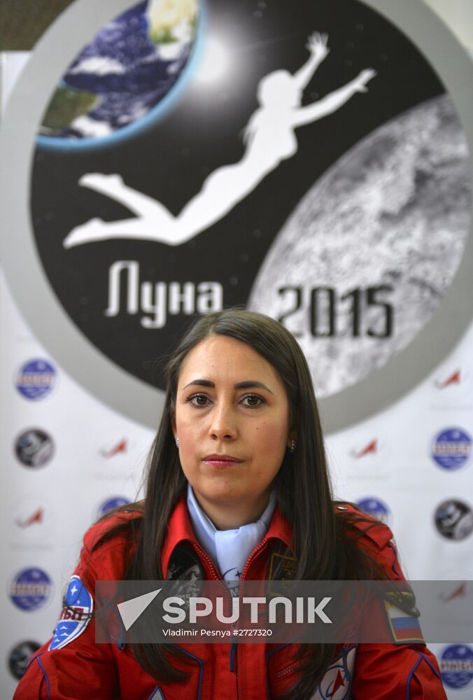 Luna-2015 simulated trip around Moon by female crew