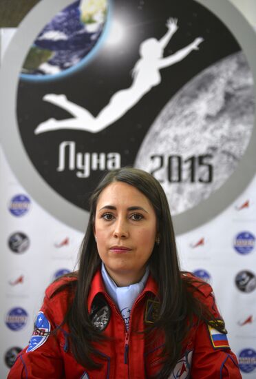 Luna-2015 simulated trip around Moon by female crew