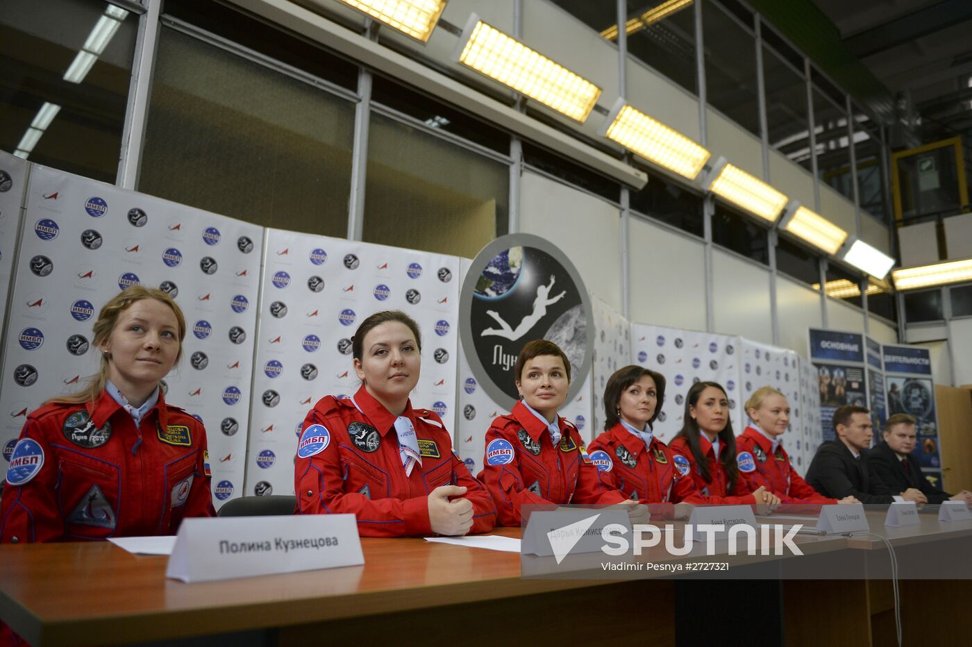 Luna-2015 simulated trip around Moon by female crew