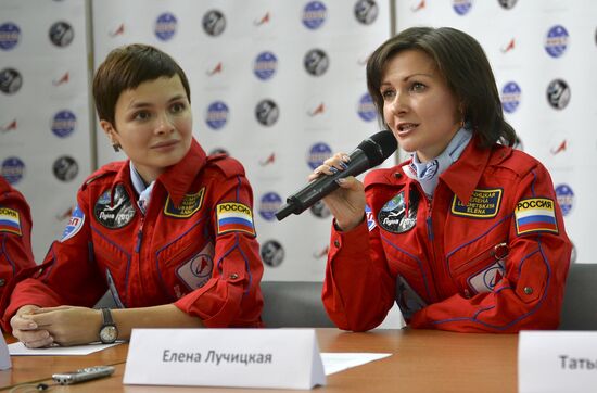 Luna-2015 simulated trip around Moon by female crew