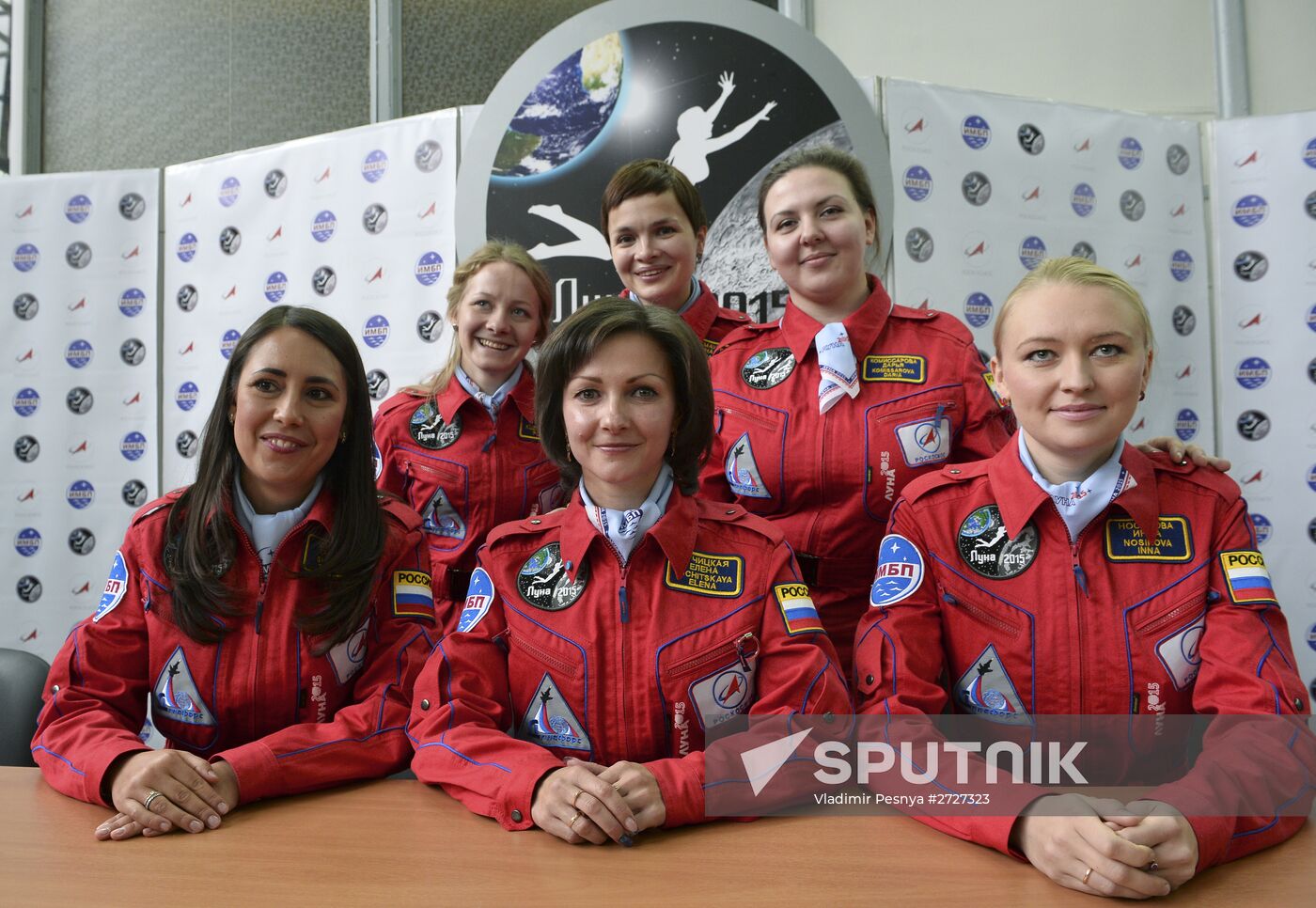 Luna-2015 simulated trip around Moon by female crew