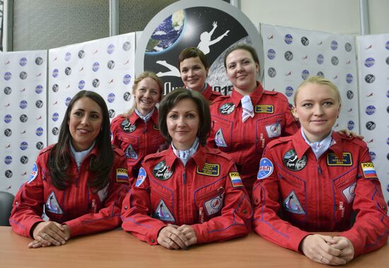 Luna-2015 simulated trip around Moon by female crew