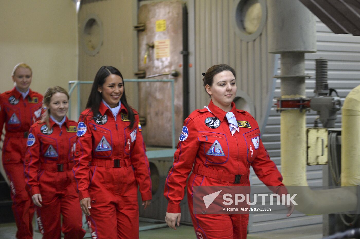 Luna-2015 simulated trip around Moon by female crew