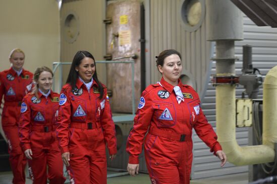 Luna-2015 simulated trip around Moon by female crew