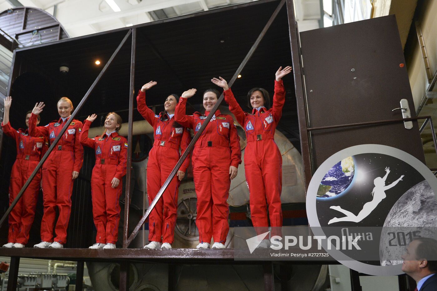 Luna-2015 simulated trip around Moon by female crew