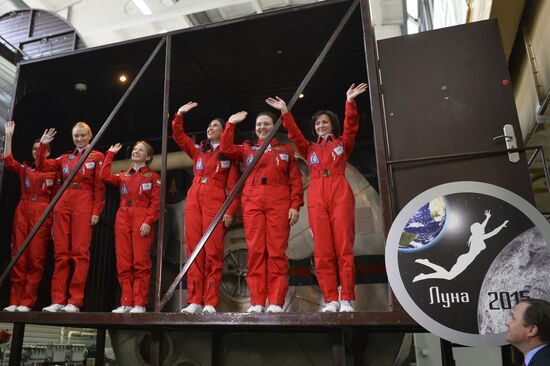 Luna-2015 simulated trip around Moon by female crew