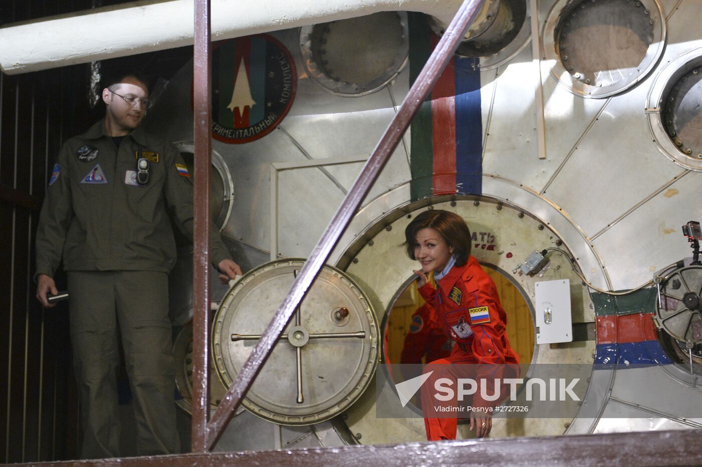 Luna-2015 simulated trip around Moon by female crew