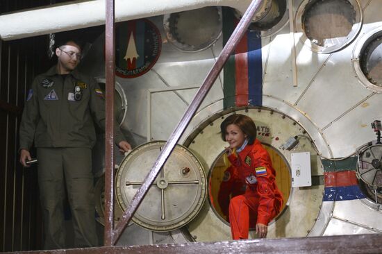 Luna-2015 simulated trip around Moon by female crew