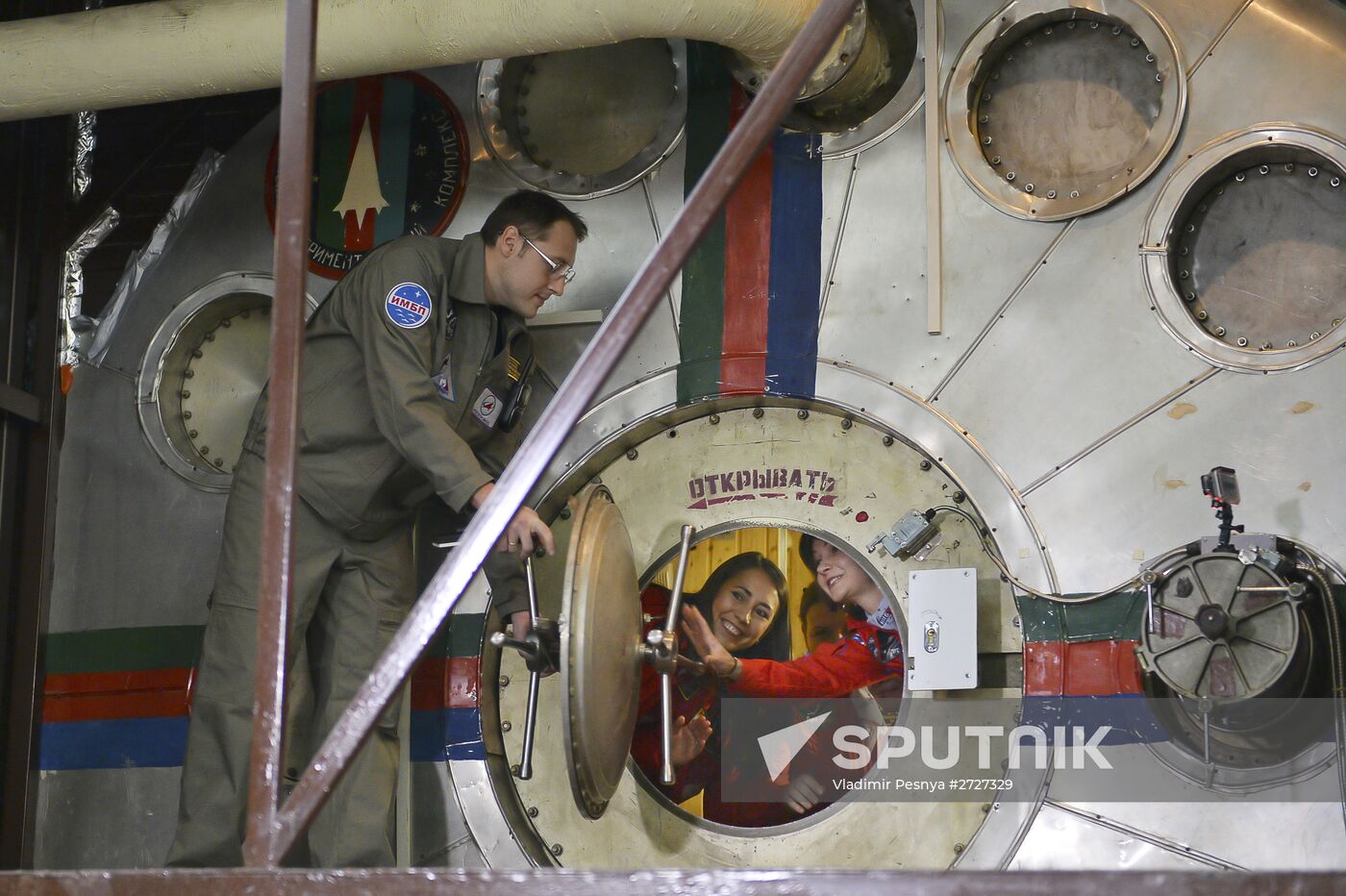 Luna-2015 simulated trip around Moon by female crew