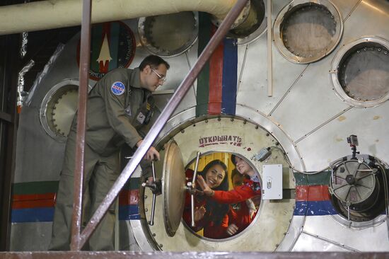 Luna-2015 simulated trip around Moon by female crew