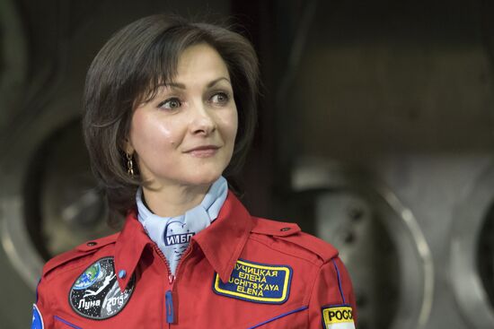 Luna-2015 simulated trip around Moon by female crew