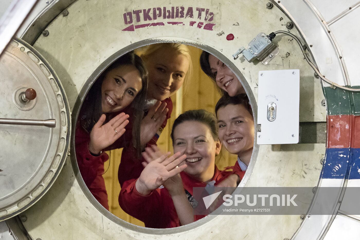 Luna-2015 simulated trip around Moon by female crew