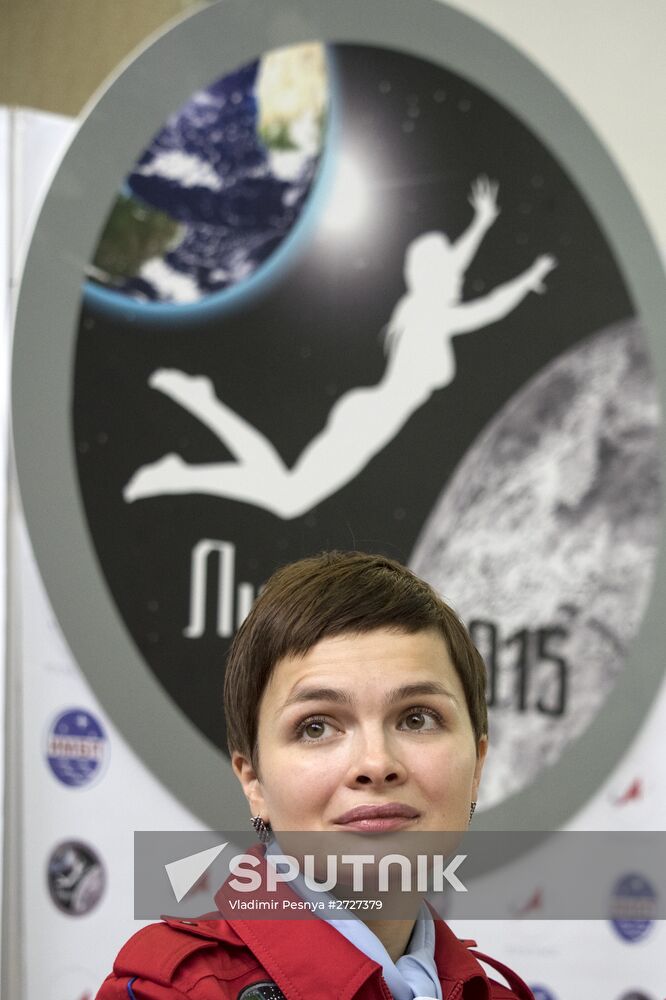 Luna-2015 simulated trip around Moon by female crew