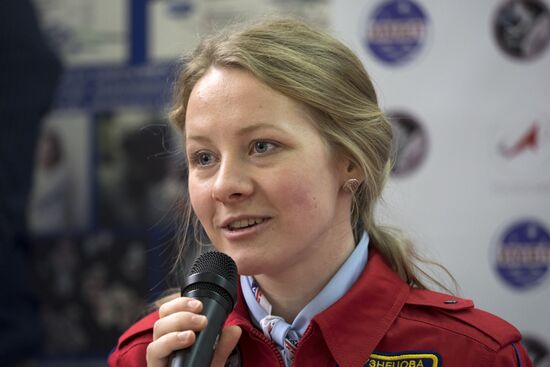 Luna-2015 simulated trip around Moon by female crew