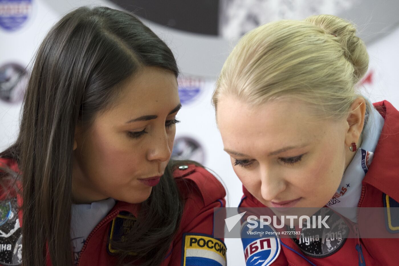 Luna-2015 simulated trip around Moon by female crew