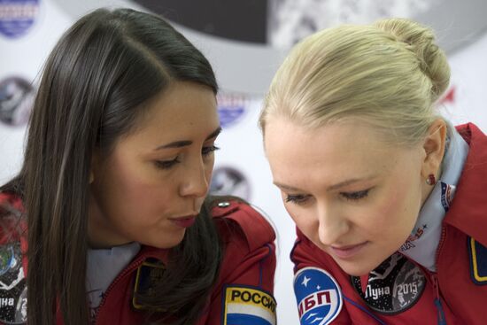 Luna-2015 simulated trip around Moon by female crew